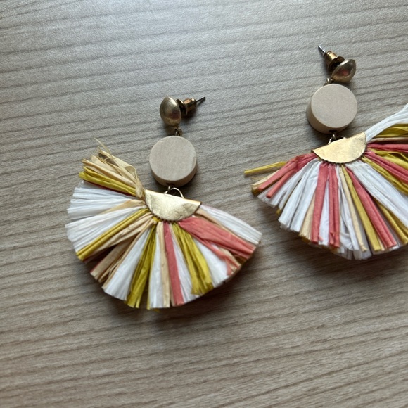 Lightweight Tassel earrings - Picture 2 of 3